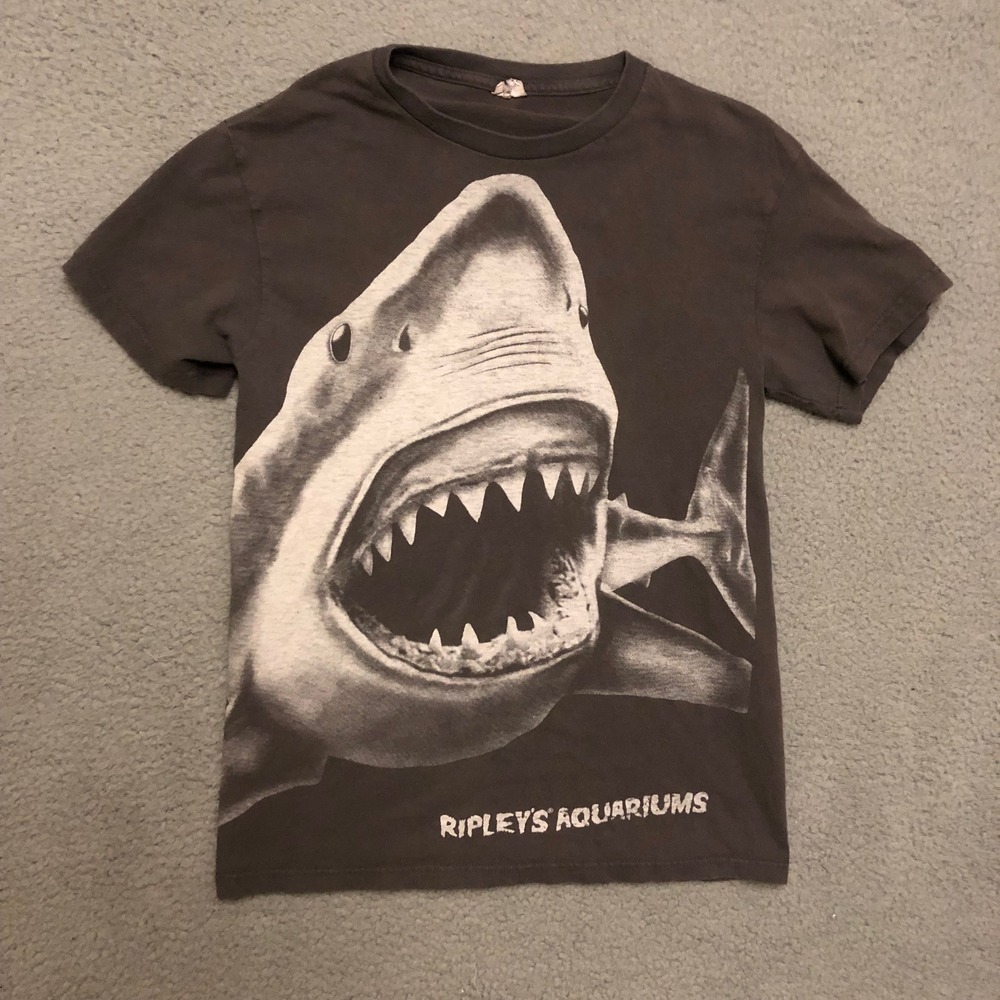 Ripleys Aquariums Shark Graphic T Shirt Grey Mens Small Y2K Great White AOP